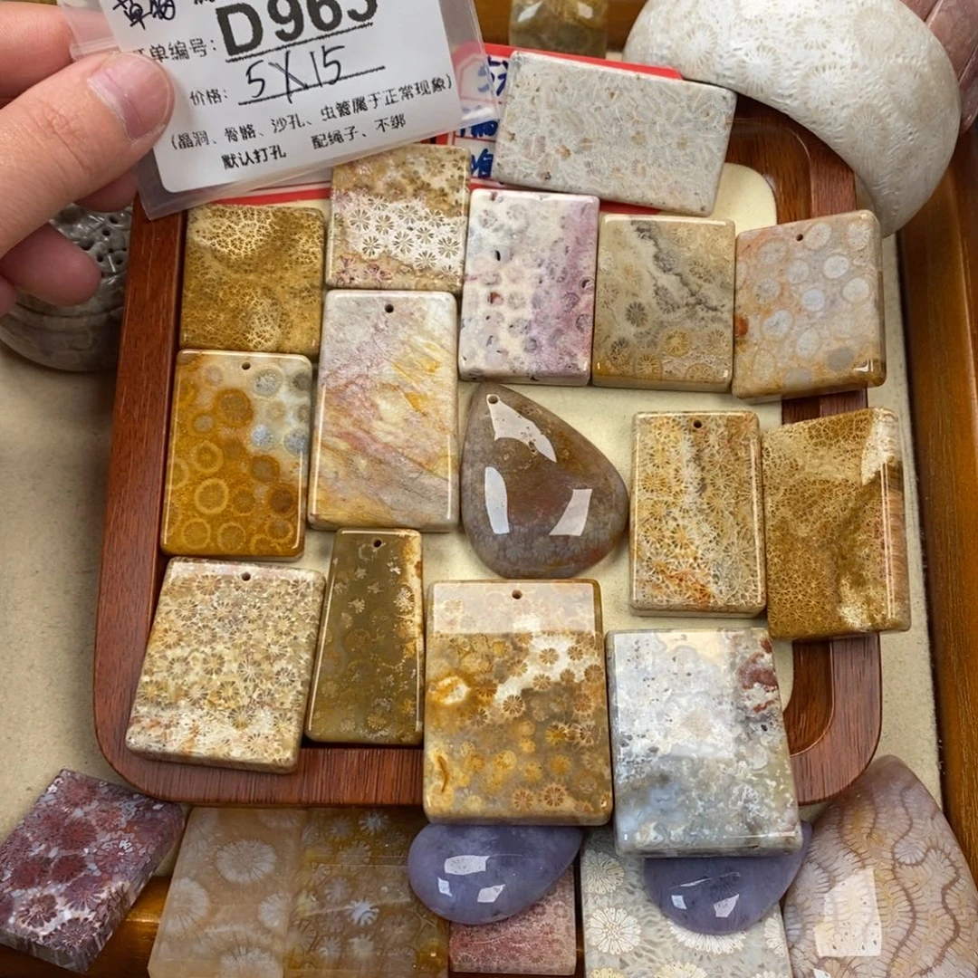 硅化玉颈饰未镶嵌?