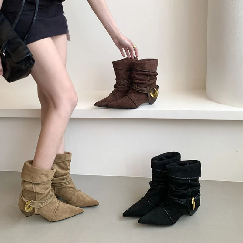 小猫跟尖头褶皱绑带堆堆靴2025新款复古绒面翻边金属扣带时装短靴