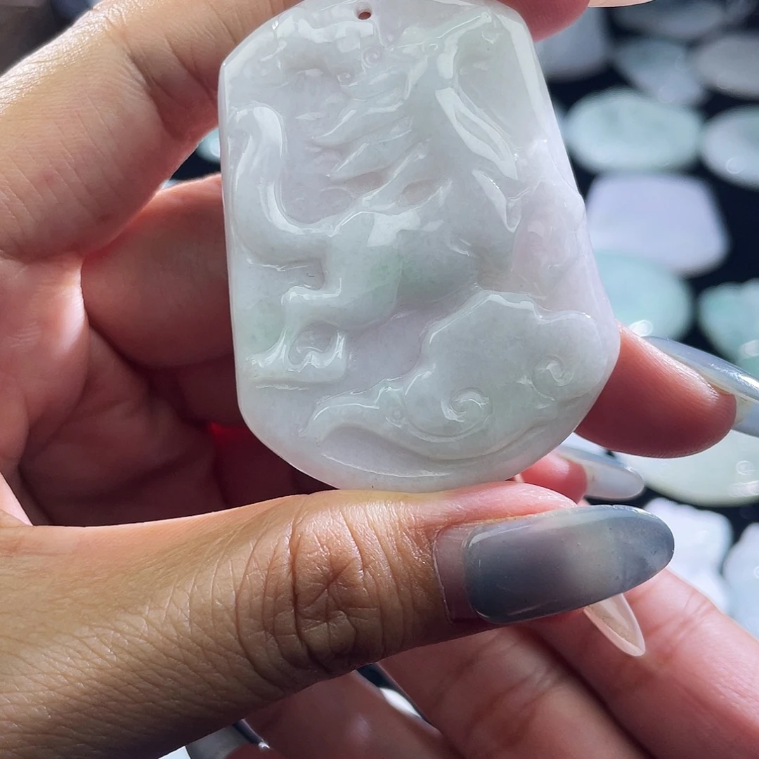 翡翠未镶嵌颈饰马牌