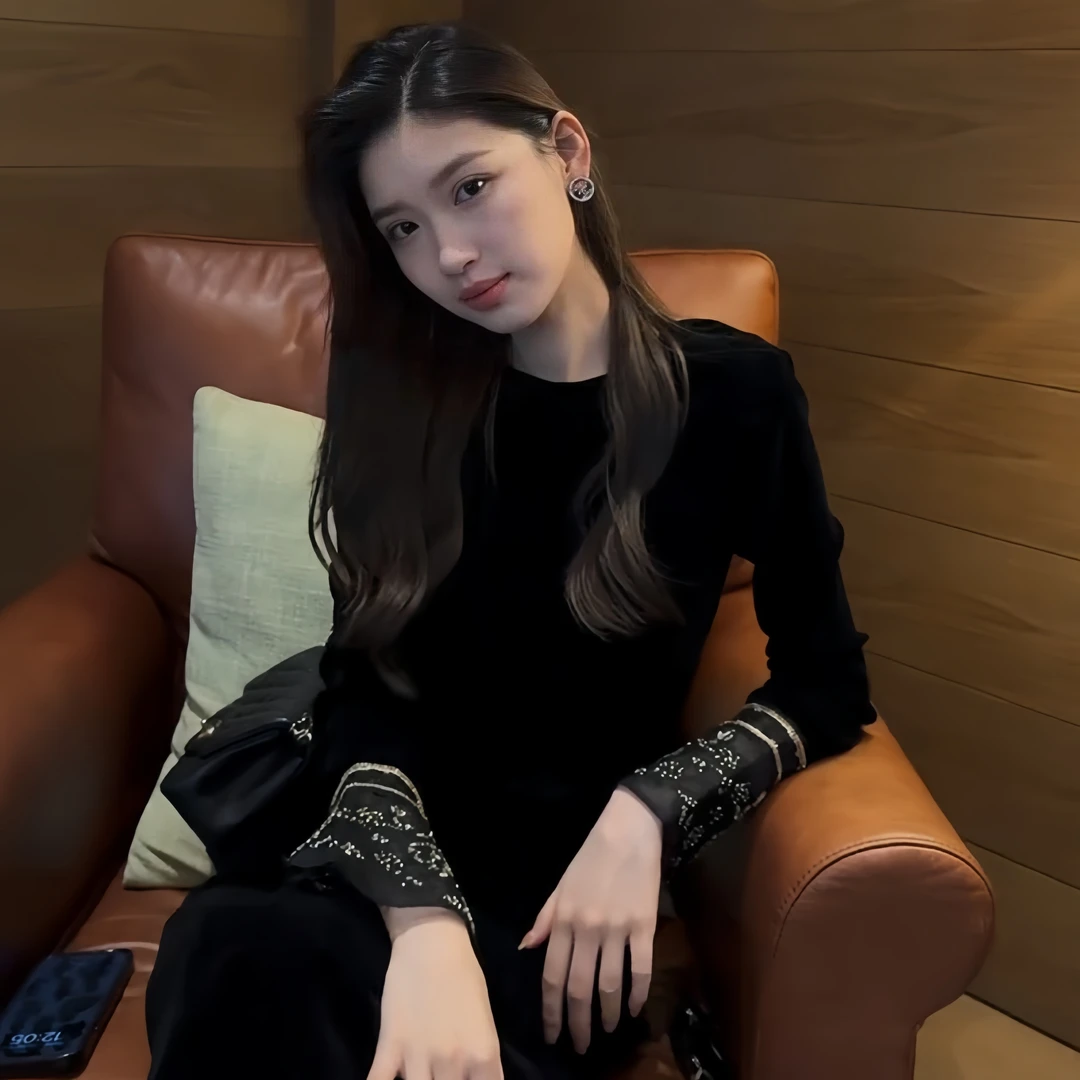 轻奢高级感黑色丝绒上衣女2025秋季新款设计感独特精致喇叭袖上衣