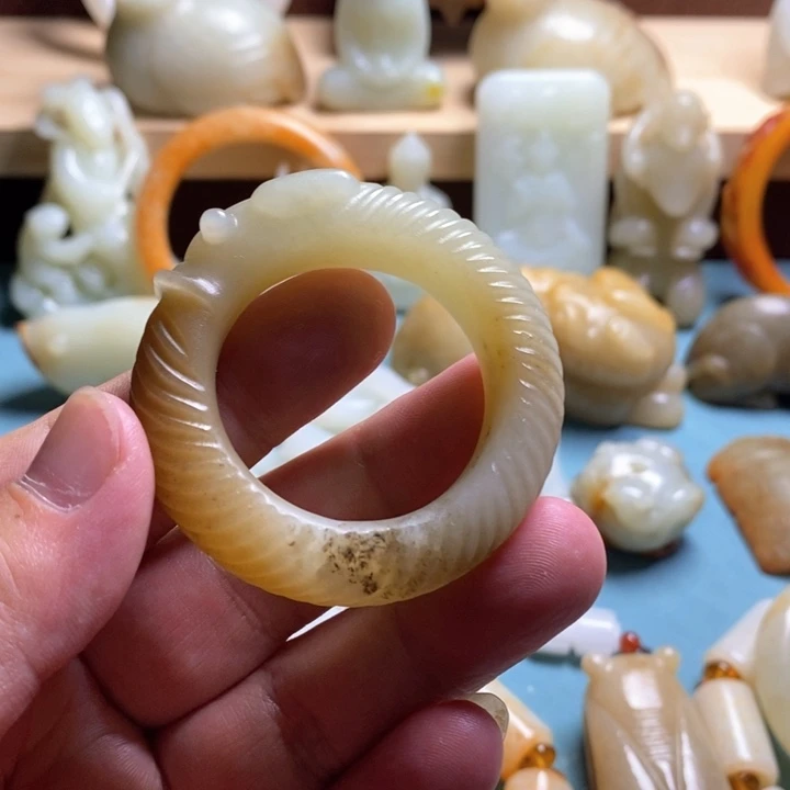 和田玉未镶嵌挂件不*吧