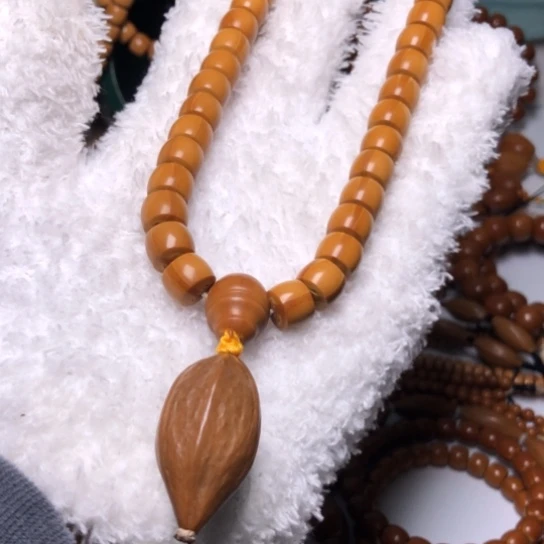 橄榄核吊坠1.1中段手持