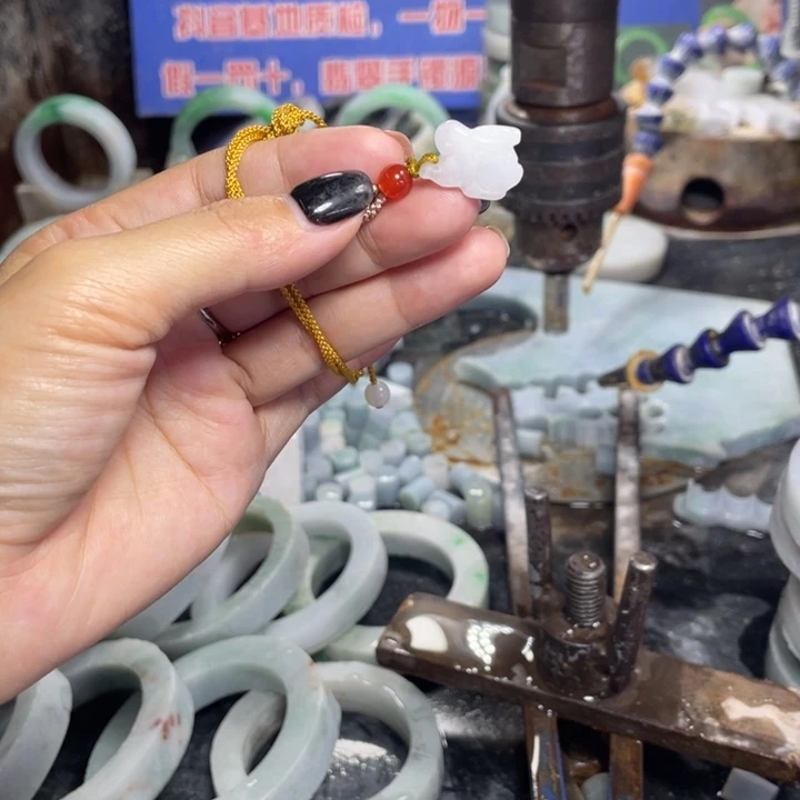 翡翠未镶嵌颈饰多样性