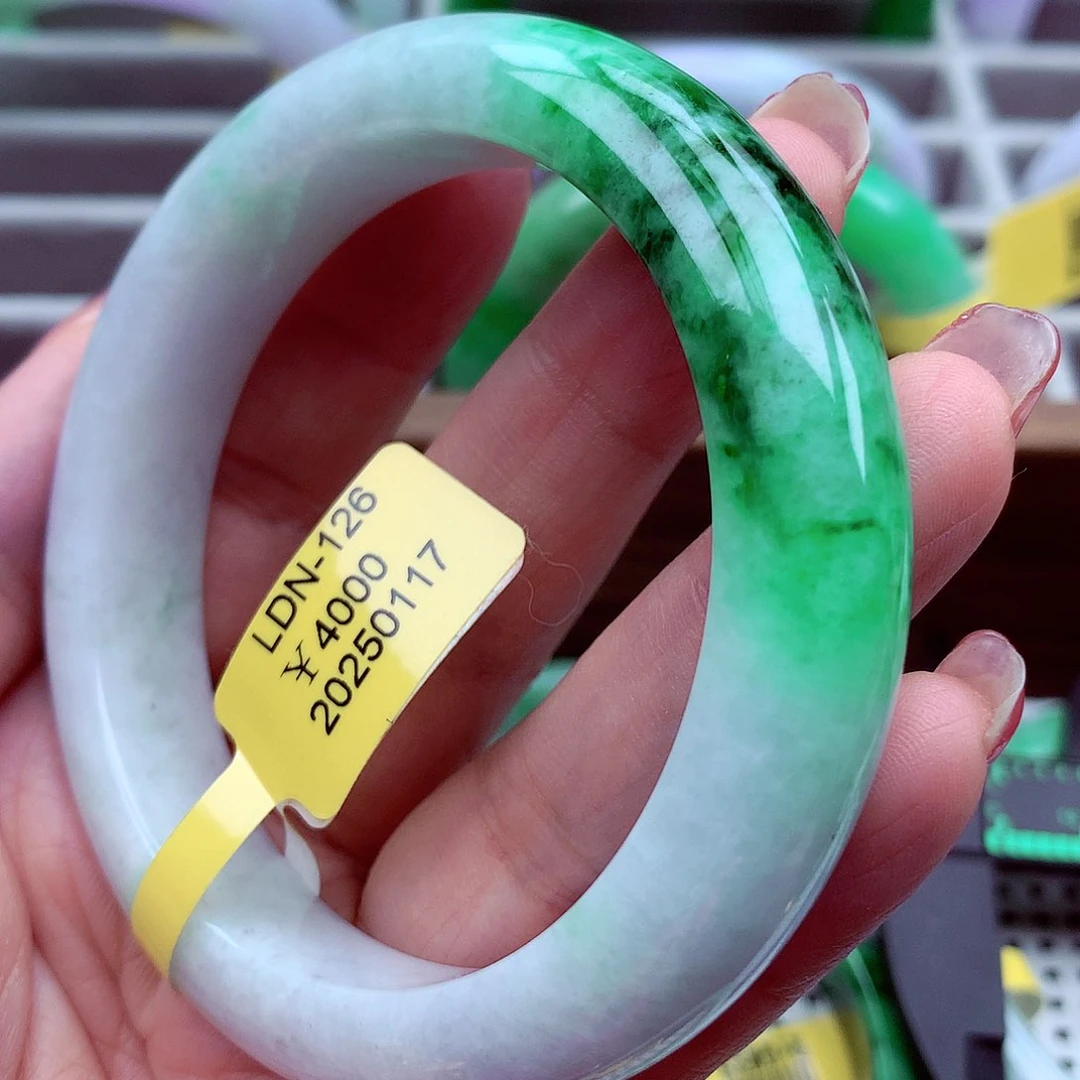 翡翠手镯未镶嵌翡翠