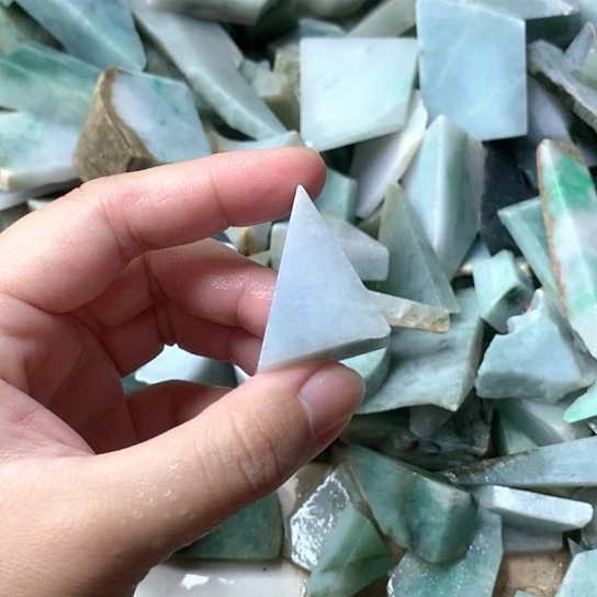 翡翠挂件未镶嵌T****马翡翠原石