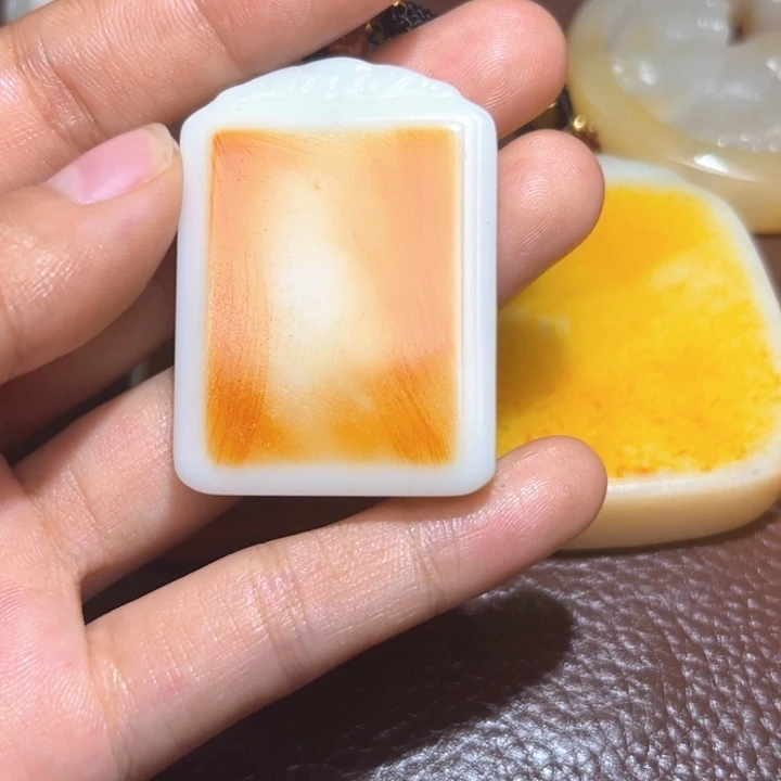 朱***姐和田玉未镶嵌颈饰