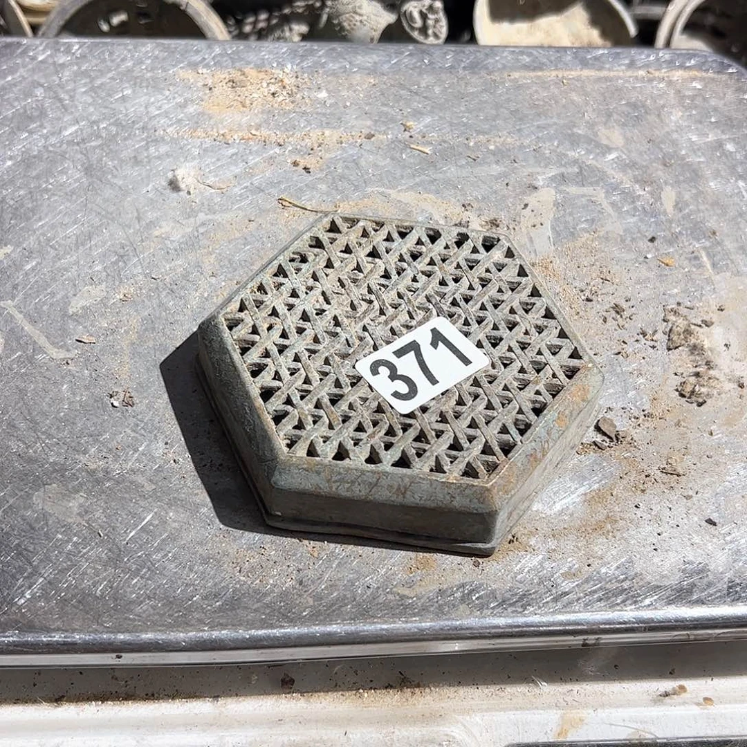 一**光微瑕疵黄铜摆件工艺品