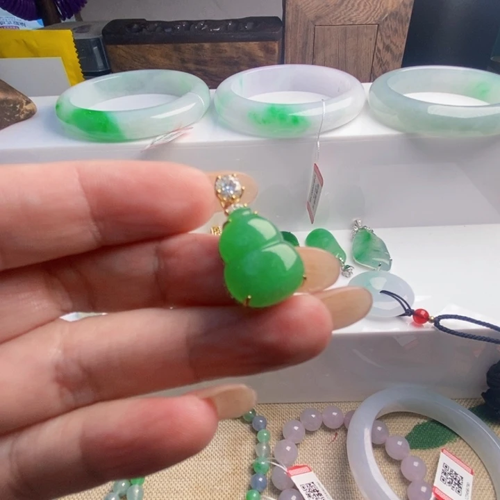 颈饰9K金镶嵌翡翠天然翡翠