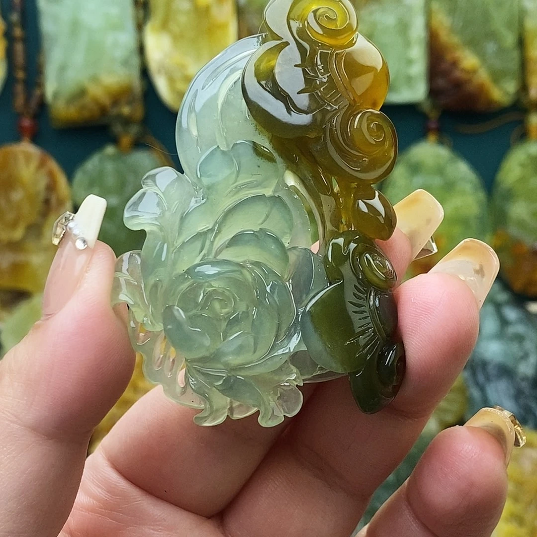 蛇纹石玉未镶嵌颈饰如意牡丹吊坠