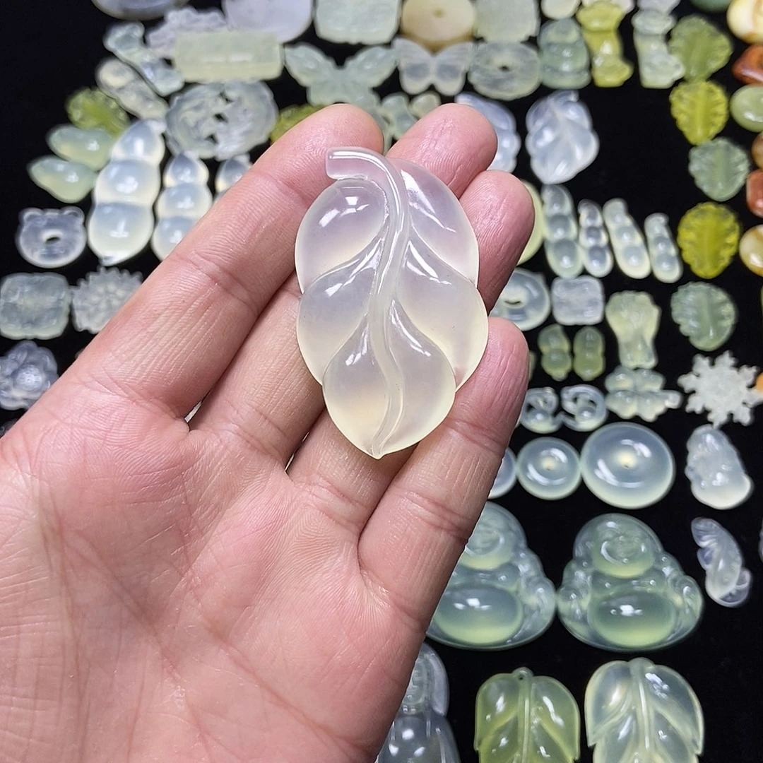 蛇纹石玉未镶嵌颈饰