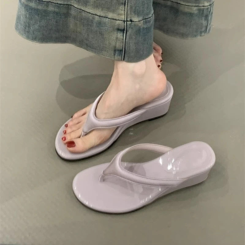 坡跟夹脚人字拖鞋女鞋子外穿2025夏季豹纹凉拖高跟沙滩度假凉拖鞋
