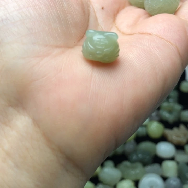 胡***森颈饰未镶嵌和田玉