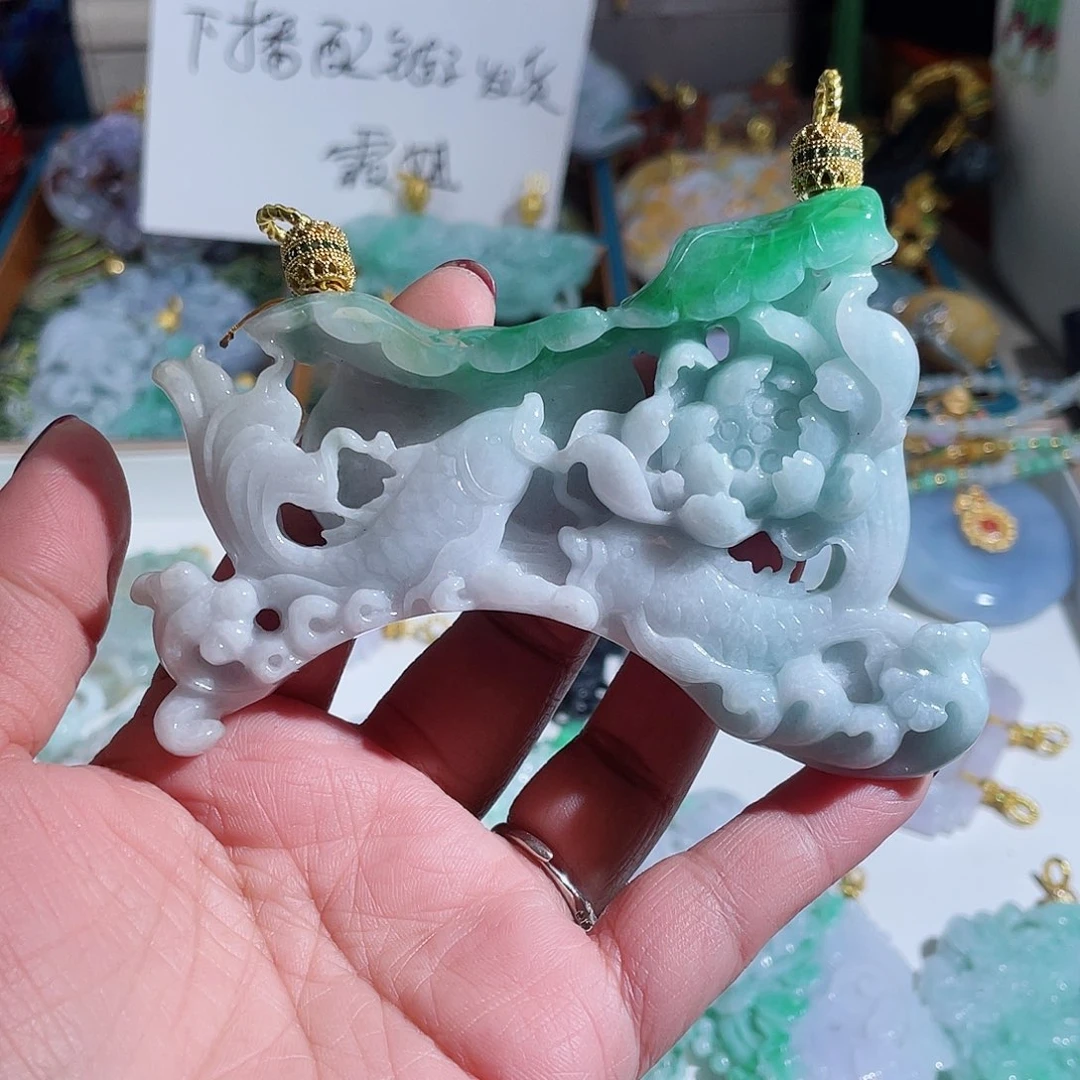 翡翠颈饰未镶嵌翡翠白底绿青鱼牌