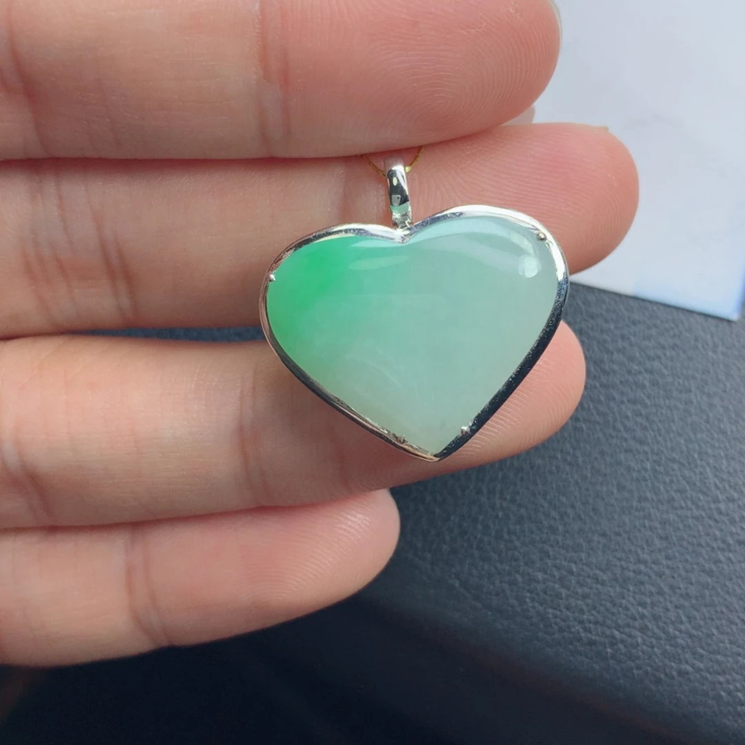 翡翠颈饰未镶嵌爱心