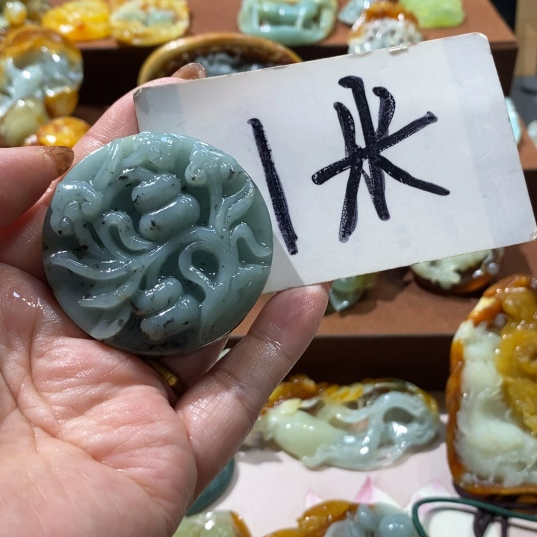 蛇纹石玉未镶嵌颈饰百***?