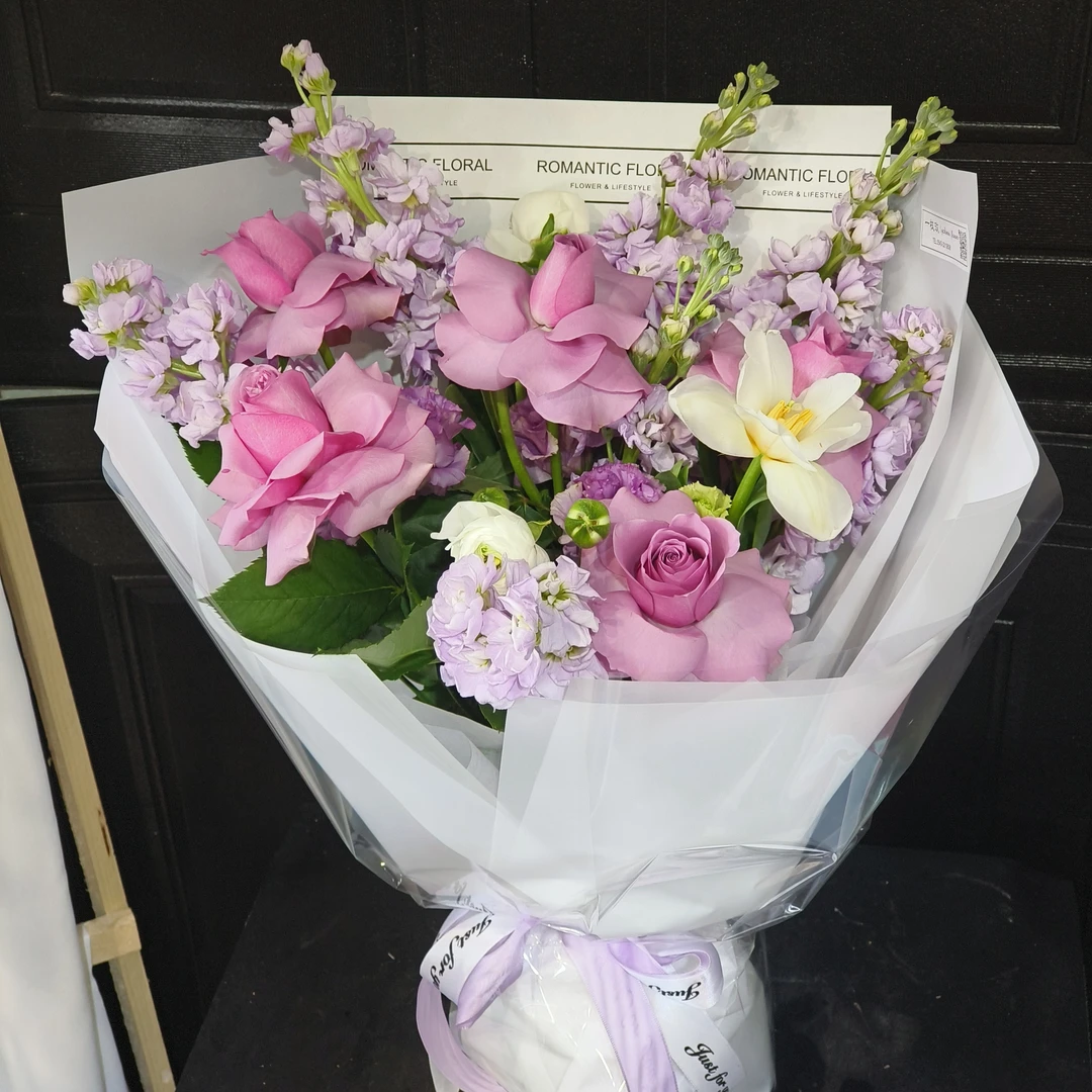 【优雅女神】7枝紫玫瑰+5枝紫罗兰+1枝郁金香+2枝洋牡丹花束