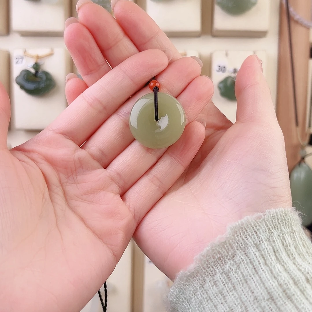 ****李和田玉未镶嵌颈饰