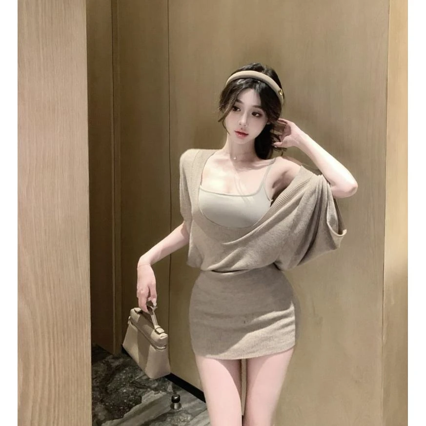 卡其色蝙蝠袖方领针织连衣裙女春季设计感套装叠穿吊带背心两件套