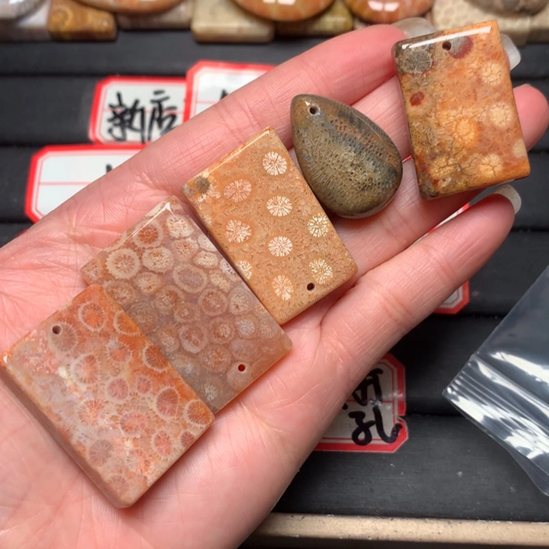 【闪购商品】硅化玉颈饰未镶嵌向*花