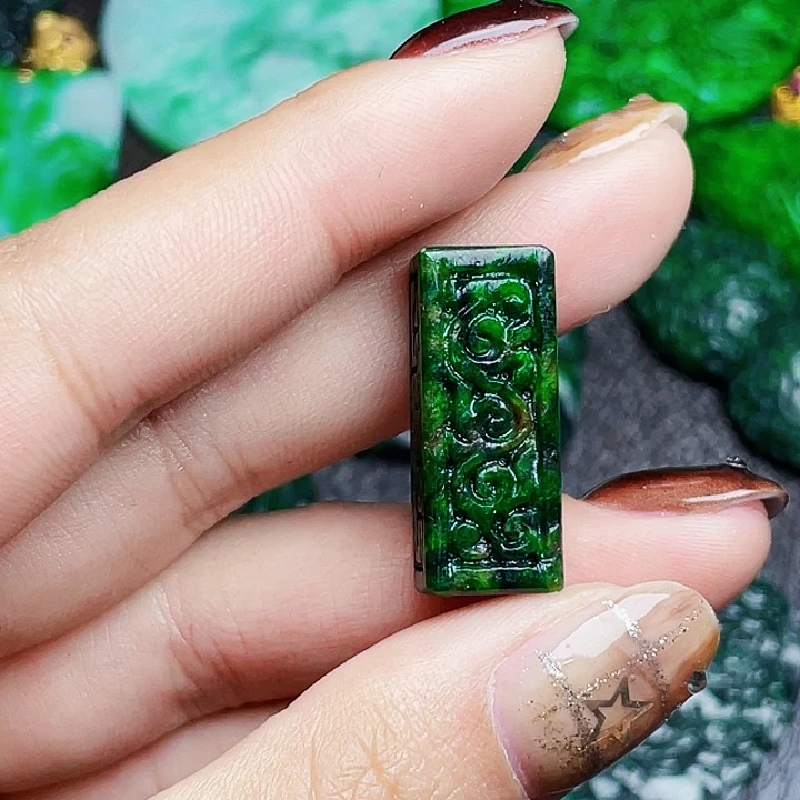 翡翠未镶嵌颈饰多样性