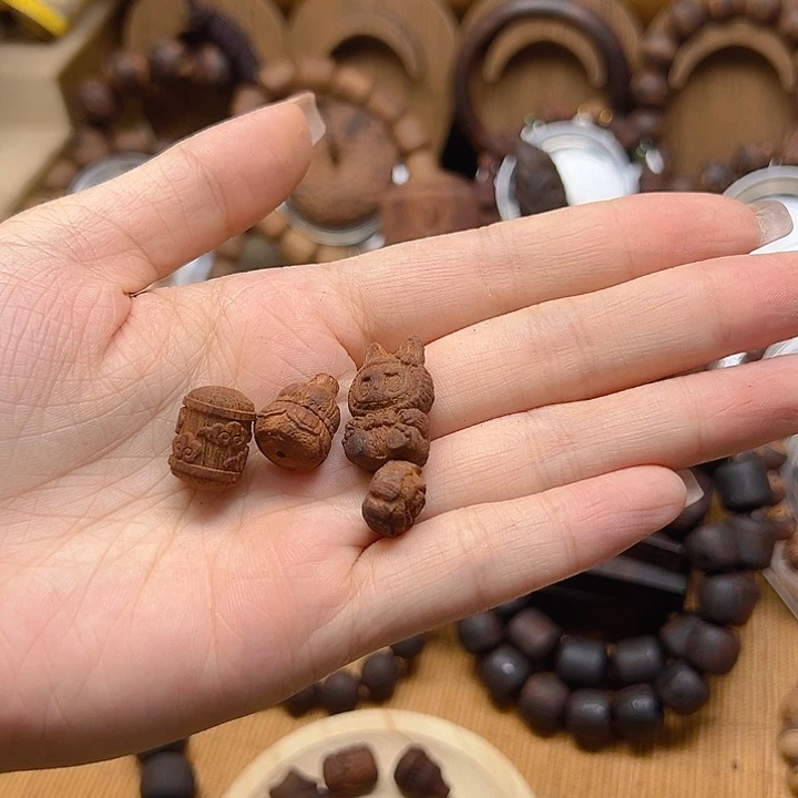金***饰黄花梨/降香黄檀鸡蛋黄密结雕刻配饰