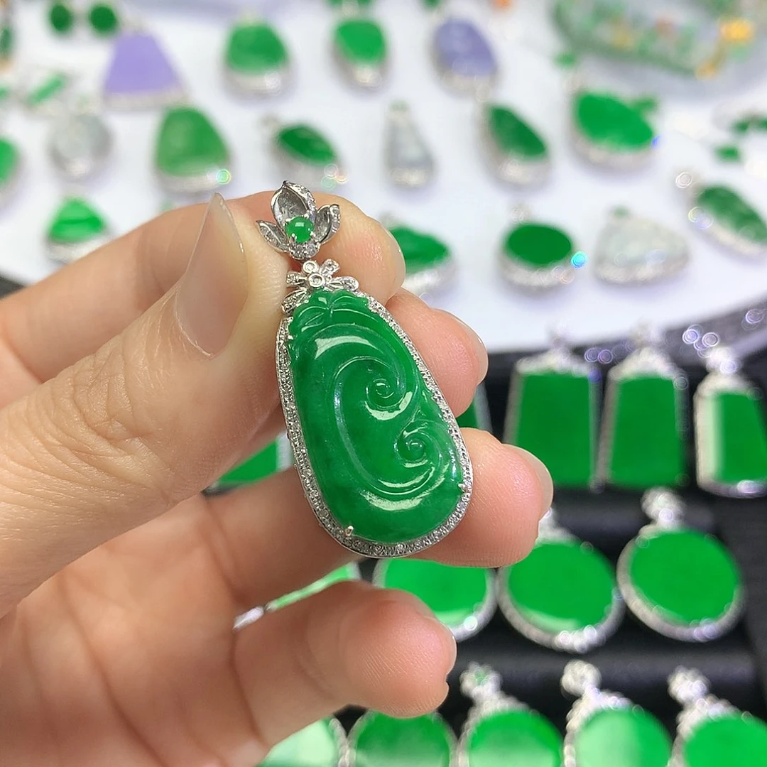 颈饰18K金镶嵌翡翠吊坠