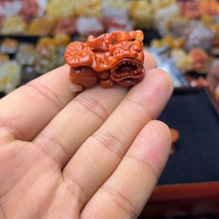 未镶嵌石英质玉（黄龙玉）颈饰