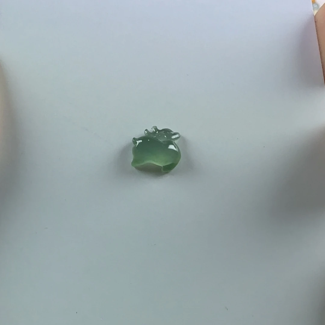 翡翠未镶嵌颈饰小鹿