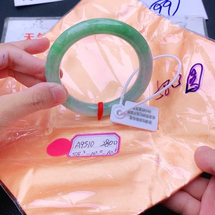 翡翠手镯未镶嵌翡翠