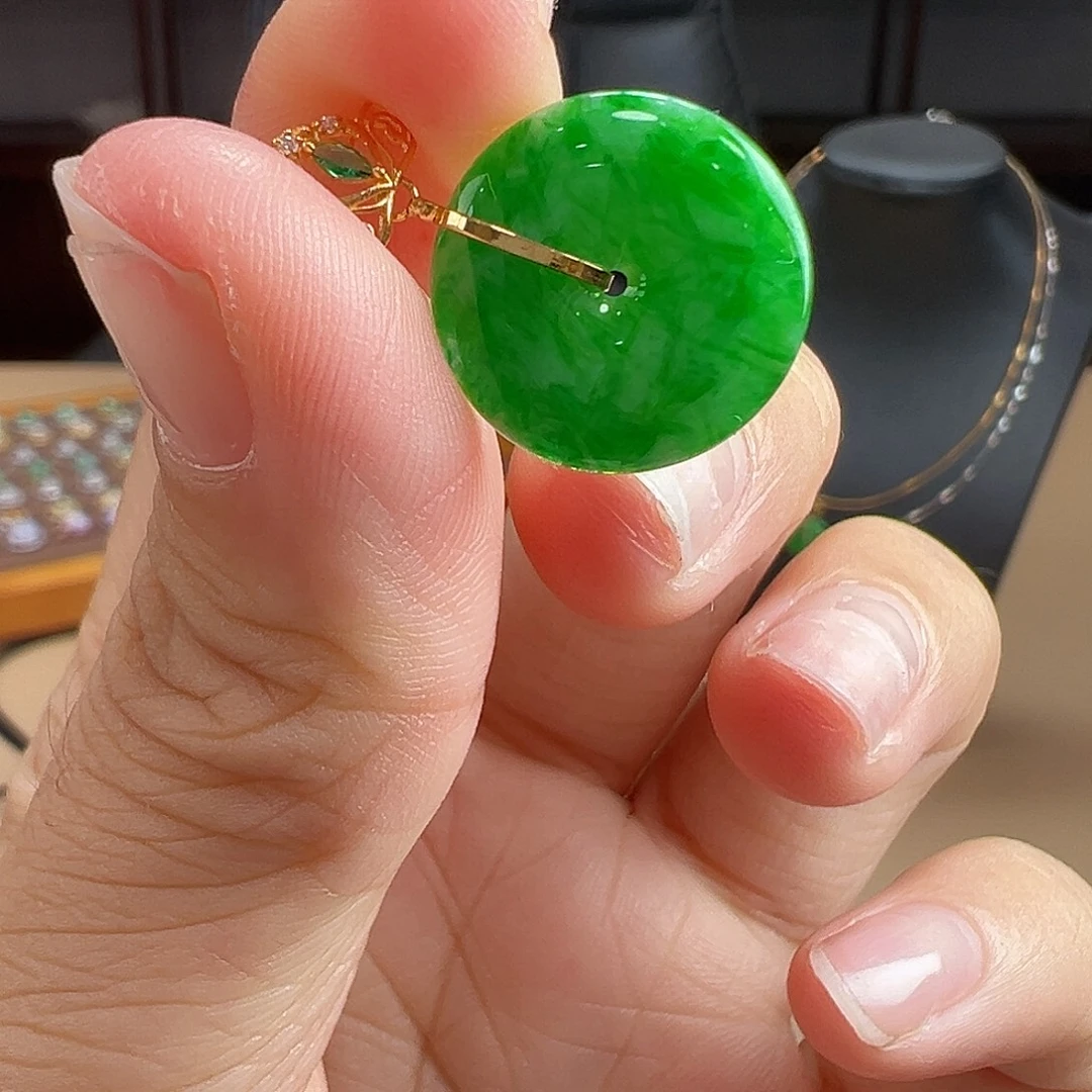 翡翠18K金镶嵌颈饰吊坠