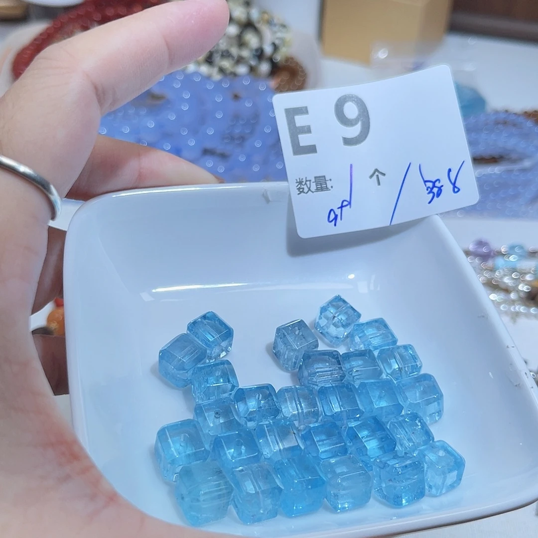 未镶嵌托帕石珠宝奇石E9。