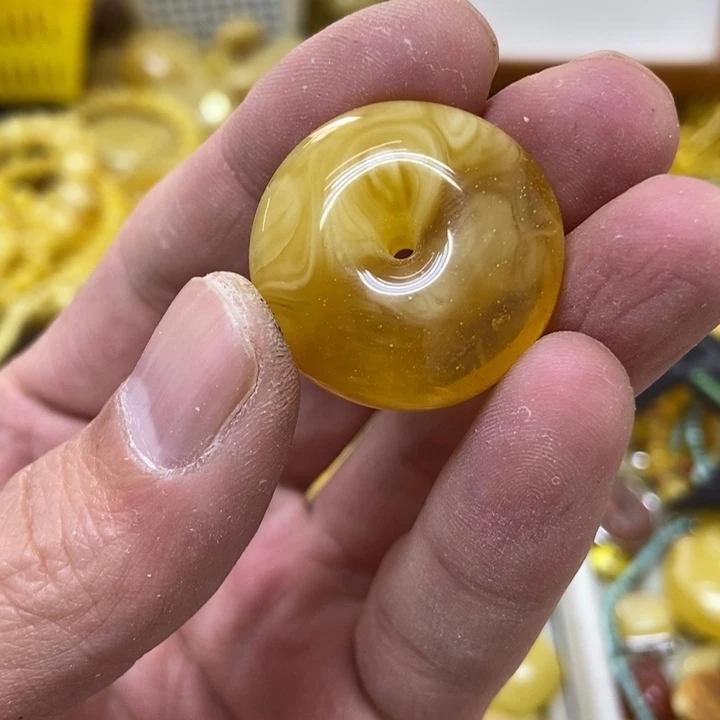 蜜蜡未镶嵌裸石吊坠