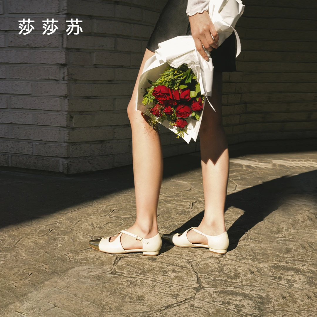 【心动时刻】莎莎苏2025春款平跟交叉带镂空圆头休闲凉鞋ZA65134-42