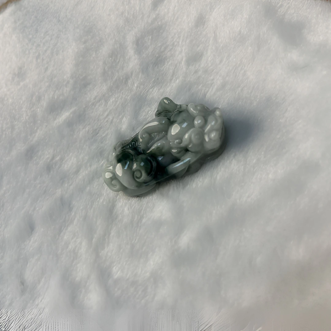 翡翠貔貅雕刻精美飘绿