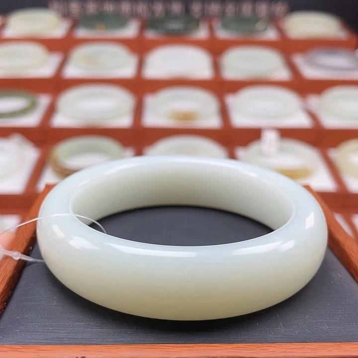 和田玉手镯未镶嵌糯白