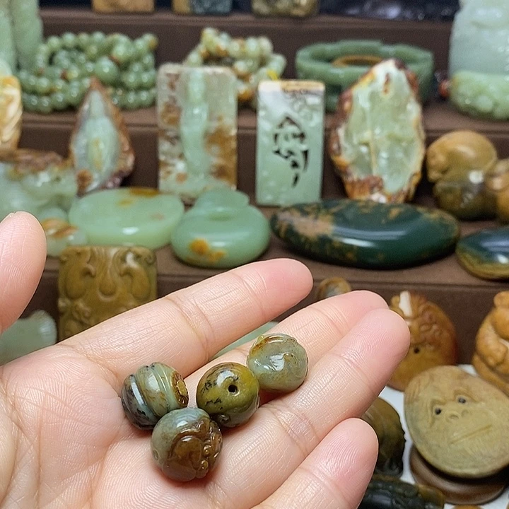 墩***儿岫岩河磨玉（透闪石质玉）未镶嵌颈饰