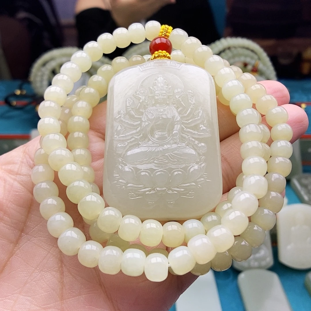 和田玉未镶嵌颈饰属鼠佩戴