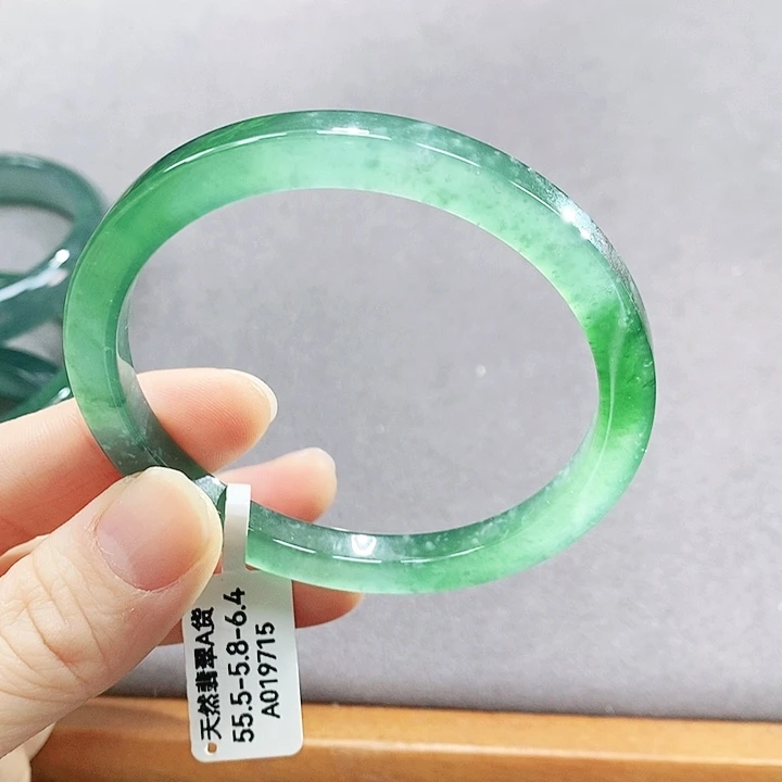 翡翠未镶嵌手镯（圆镯）