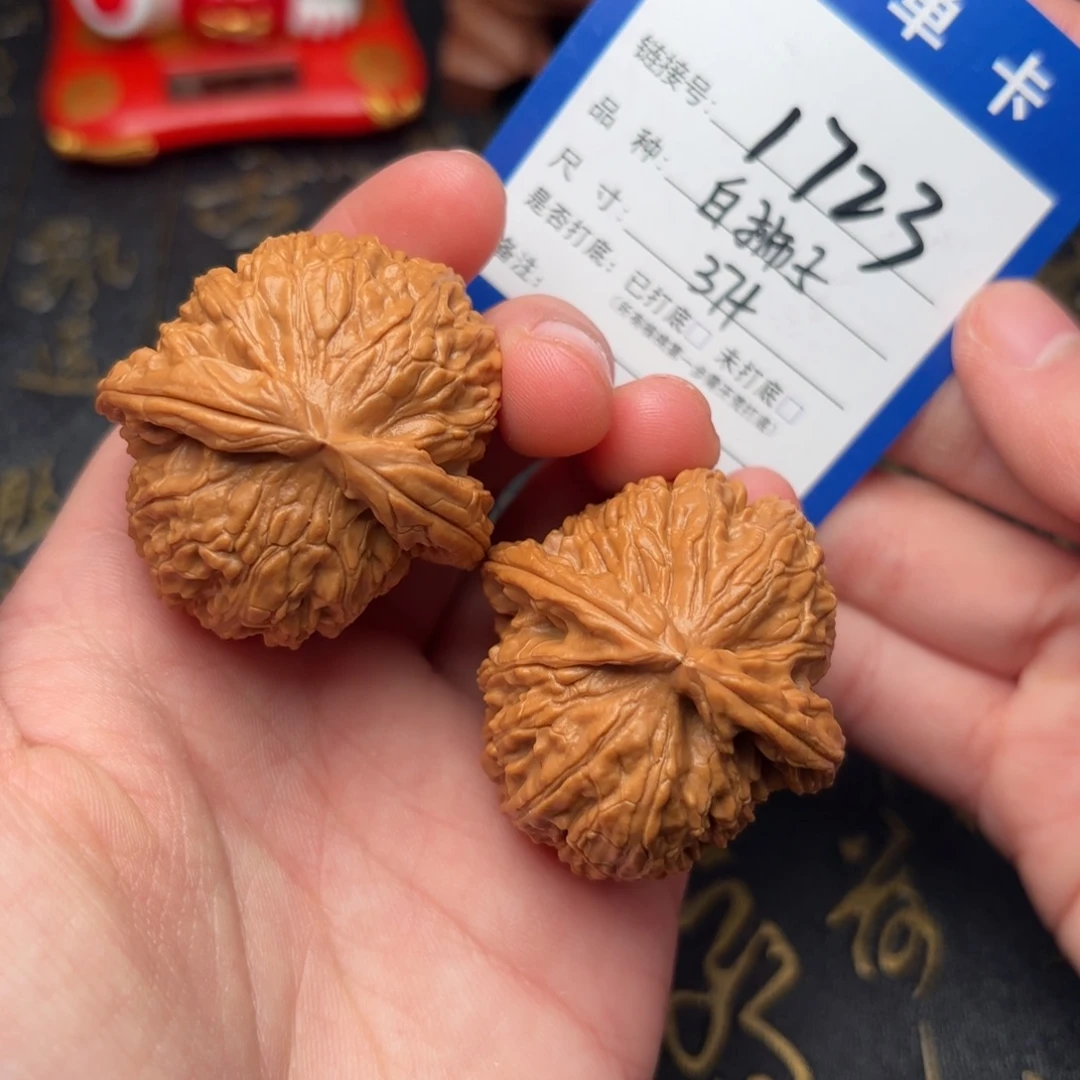 文玩核桃吊坠白狮子