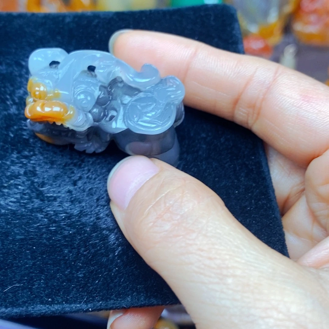 未镶嵌石英质玉（黄龙玉）颈饰