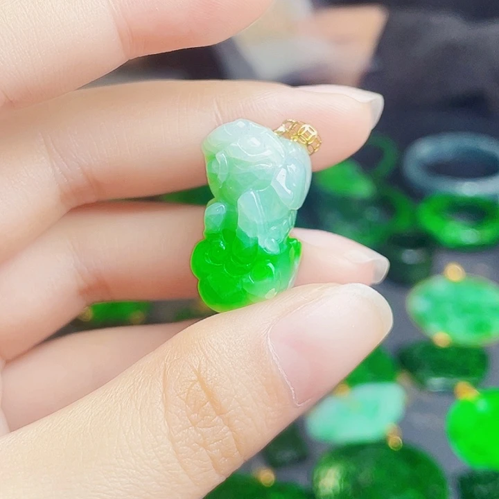 翡翠18K金镶嵌颈饰多样性