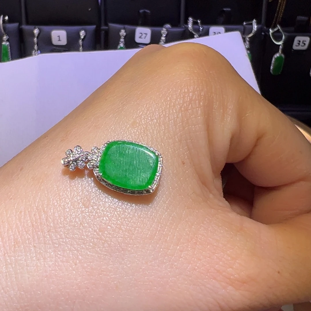 翡翠颈饰18K金镶嵌吊坠