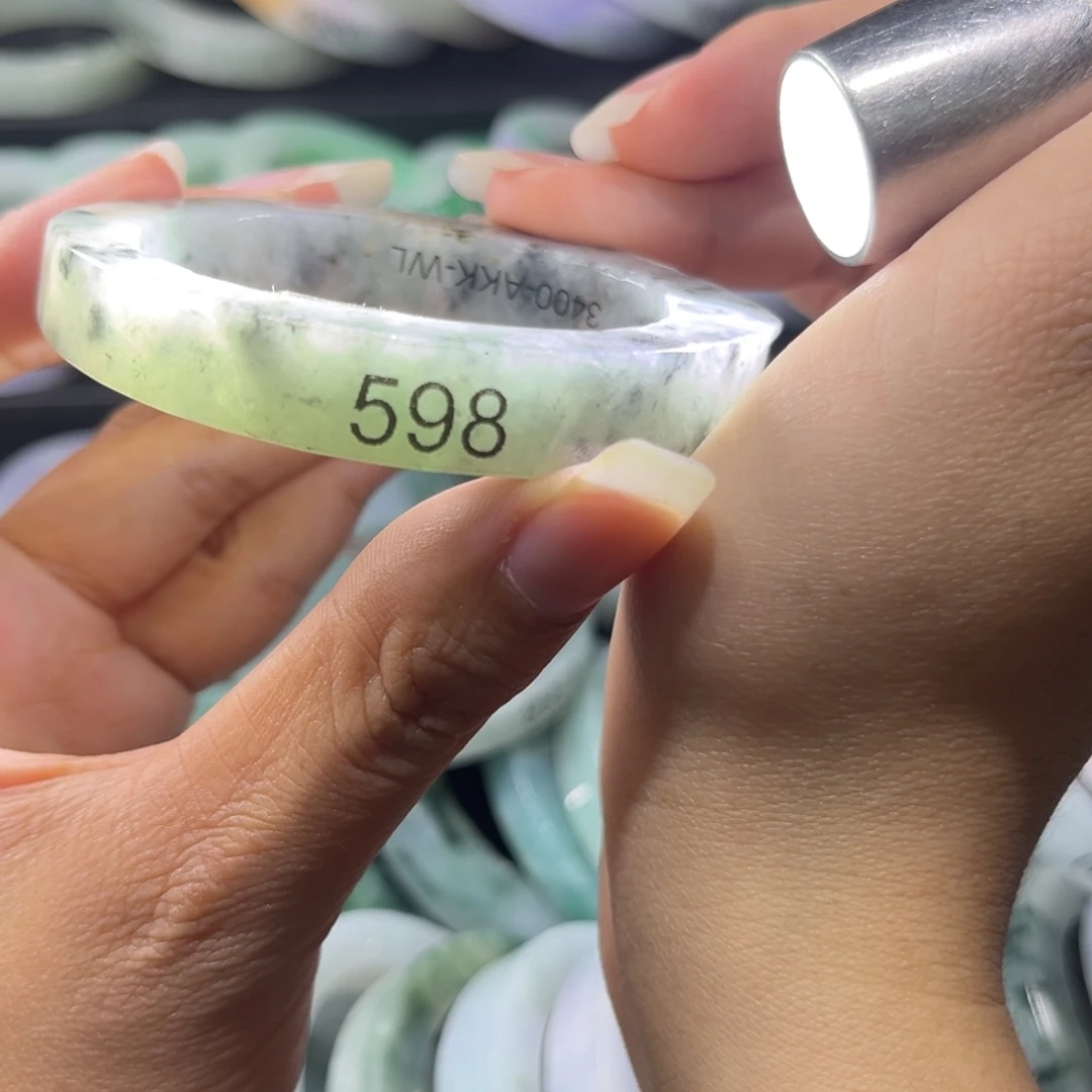 定制翡翠未镶嵌翡翠手镯