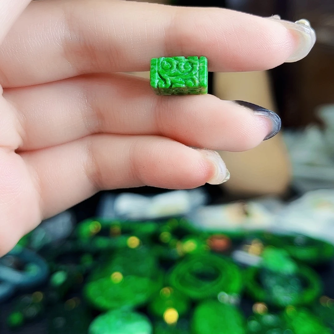 颈饰未镶嵌翡翠多样性