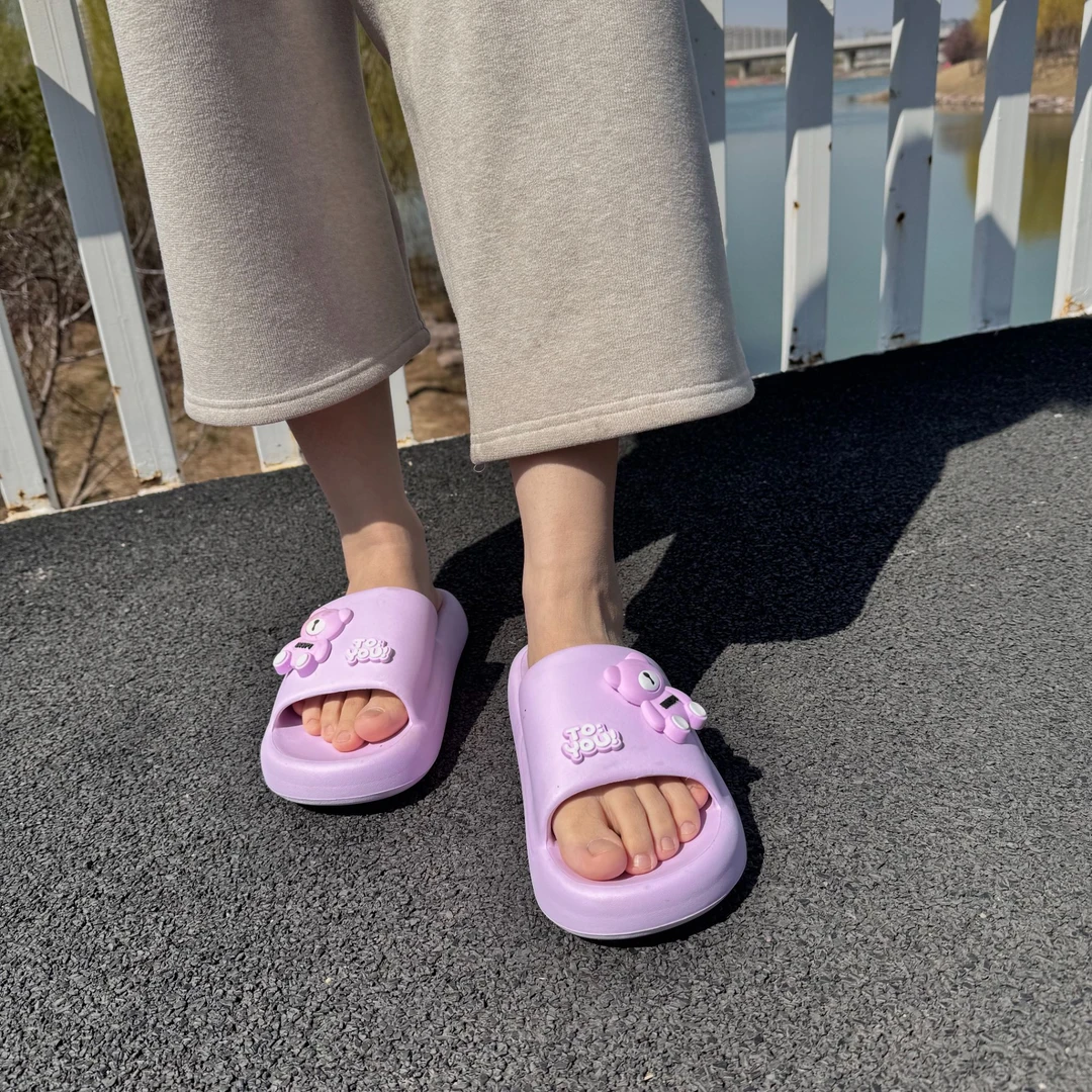 8009-3夏季新款厚底小熊踩屎感凉拖鞋情侣凉拖舒适亲子软底外穿