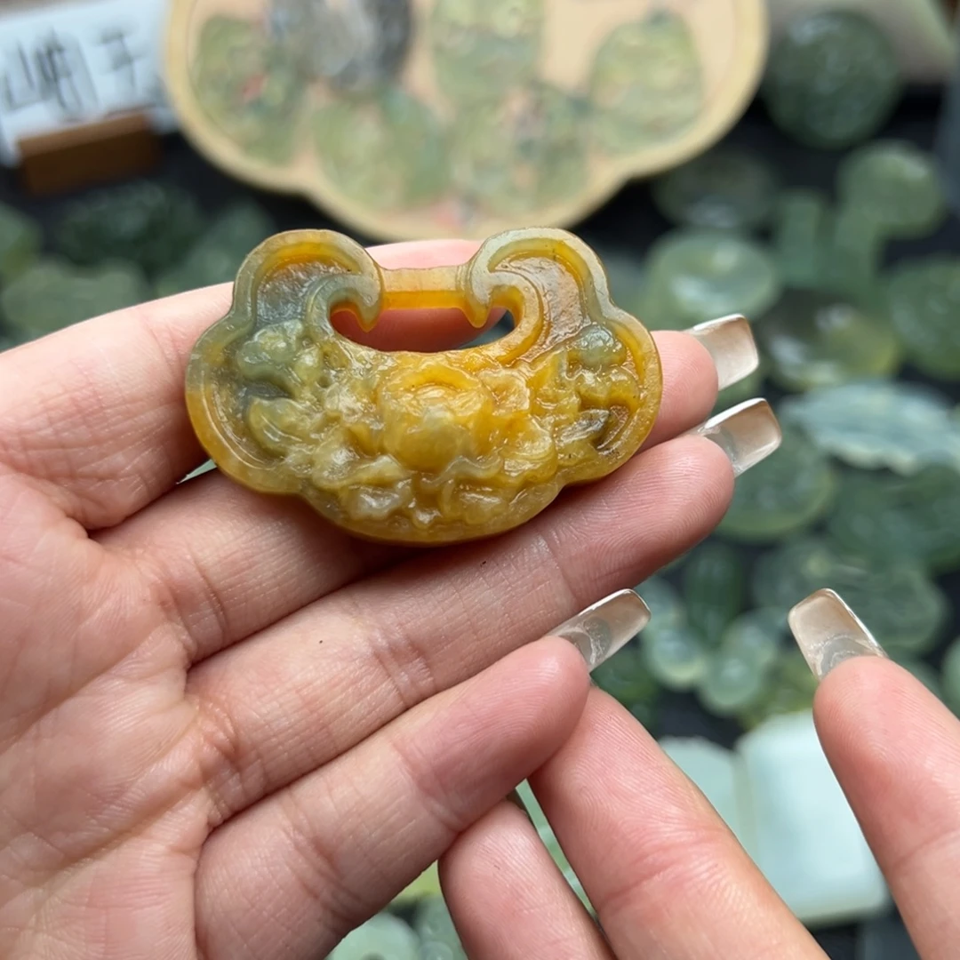 蛇纹石玉未镶嵌颈饰微瑕牡丹锁花