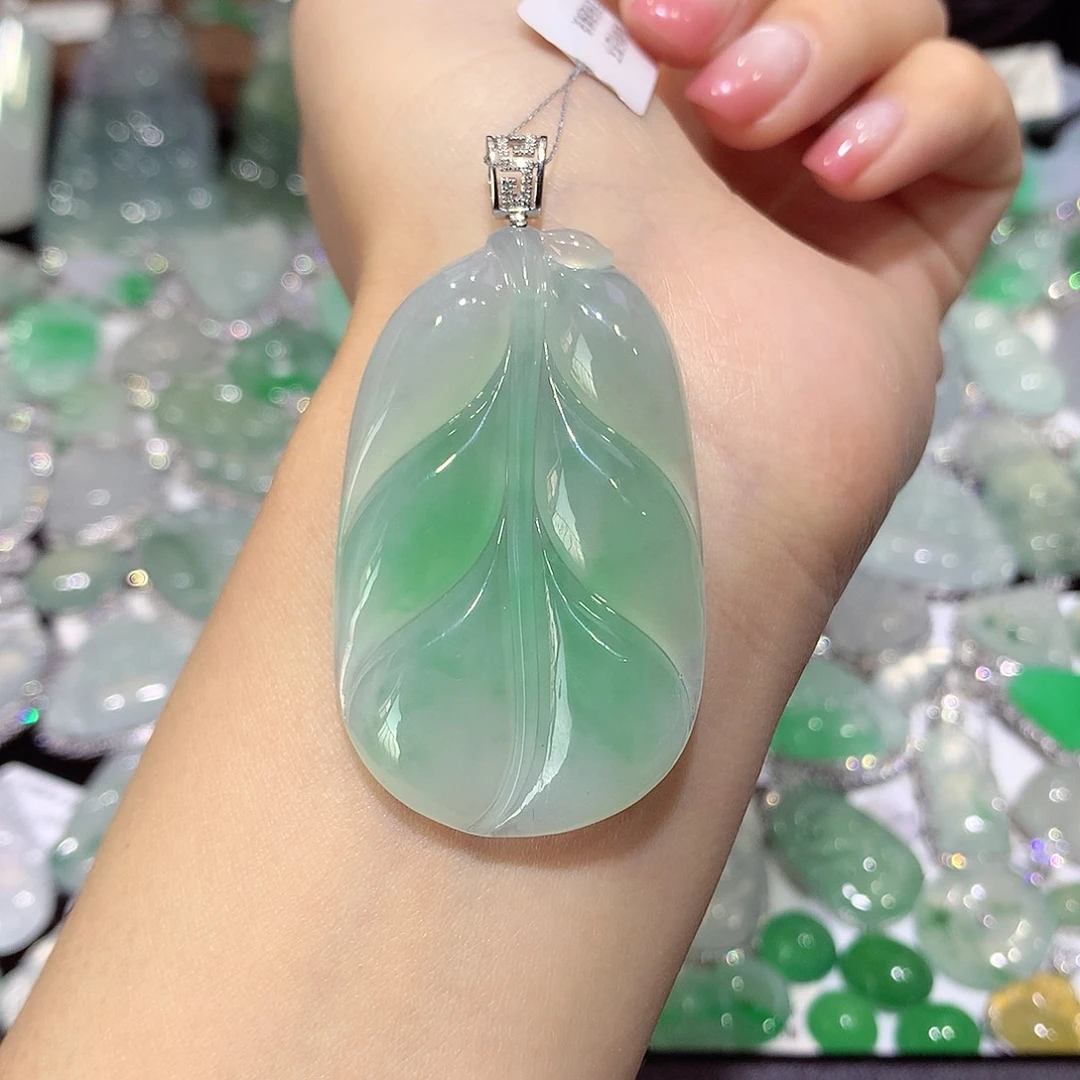 翡翠18K金镶嵌颈饰叶