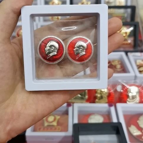 其他普通金属正*。红色收藏纪念章2个