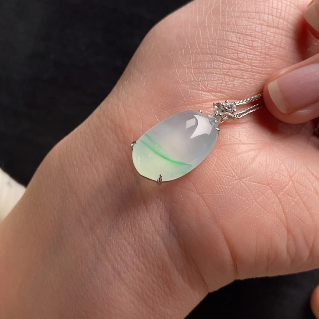 翡翠18K金镶嵌颈饰阳春白雪翡翠福瓜吊坠