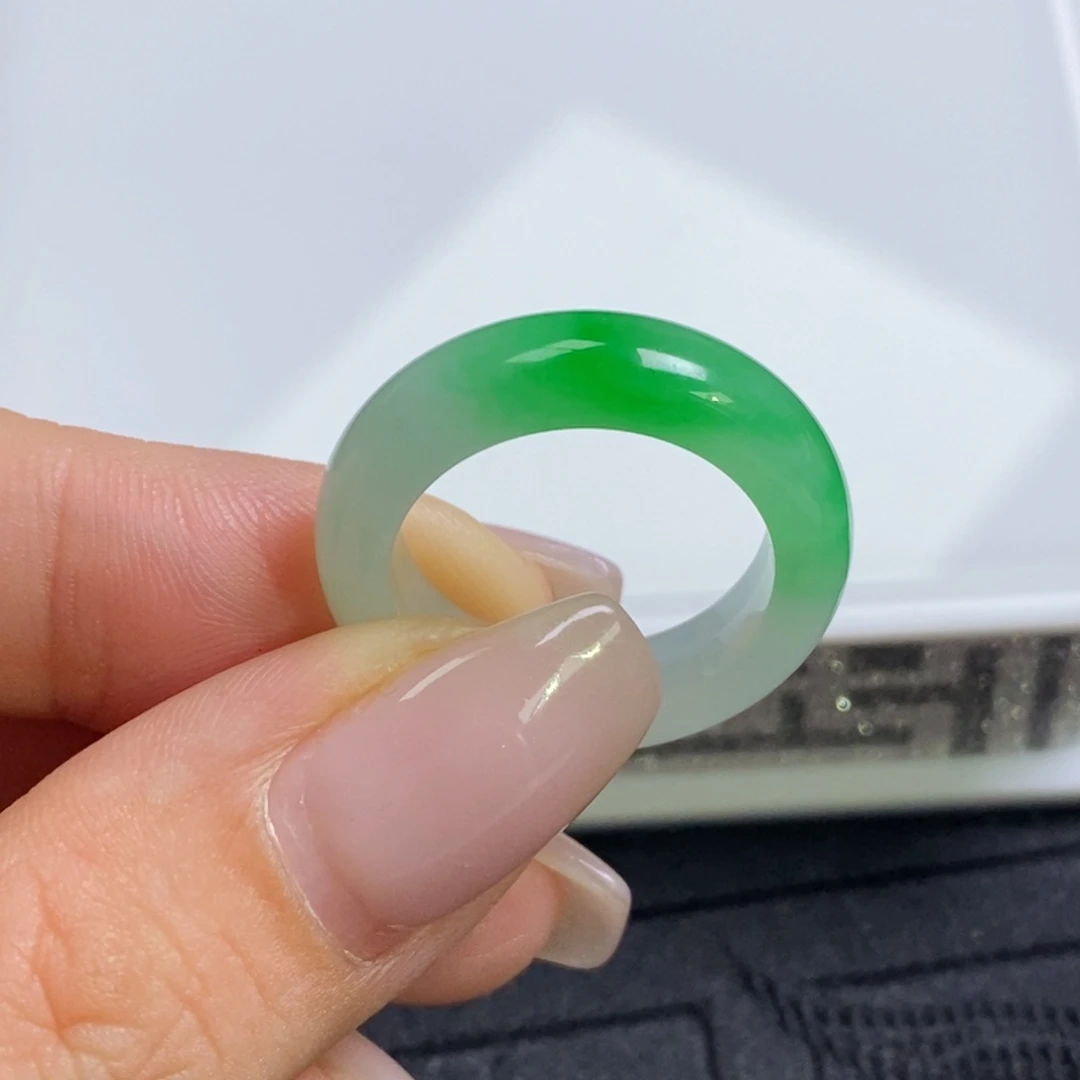 翡翠戒指未镶嵌飘一抹色戒圈